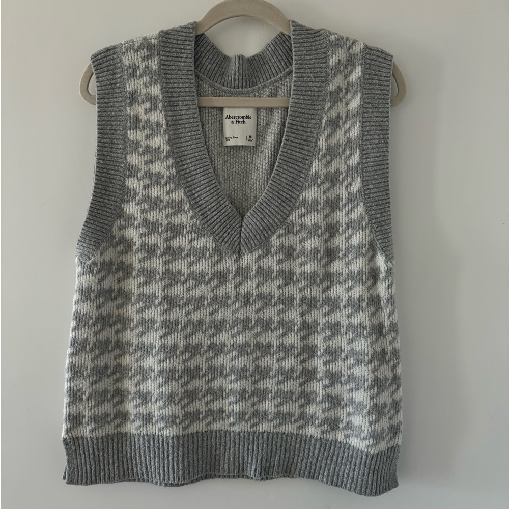 Abercrombie & Fitch gray/white pattern vest